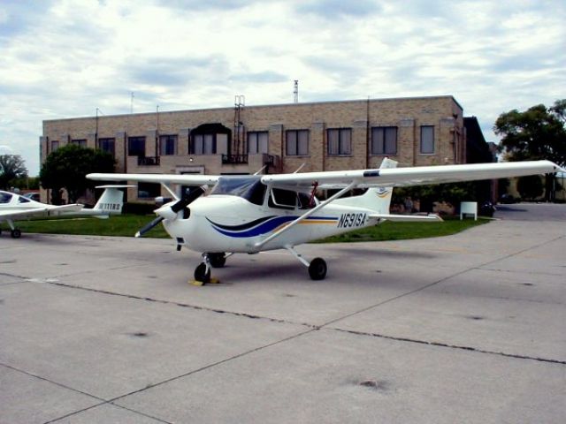 Cessna Skyhawk (N691SA) - On the ramp at KONZ