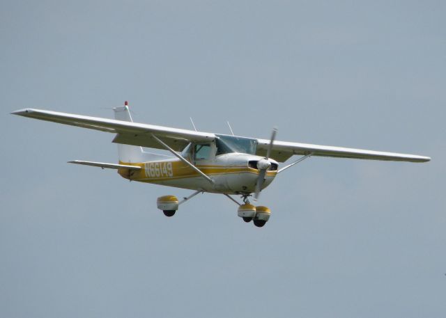 Cessna 152 (N66149) - Landing at Downtown Shreveport.