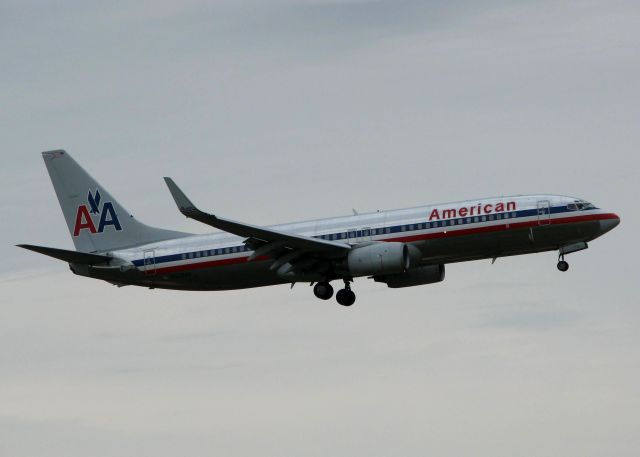 Boeing 737-800 (N930AN) - Landing on 18R at DFW. A stormy day in Dallas!