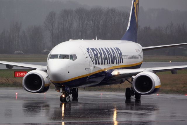 Boeing 737-800 (EI-EVB) - WE HAD A VERY RAINY DECEMBERMONTH IN 2012. FORTUNATELY I MAY USE THE GAM-BALCONY!