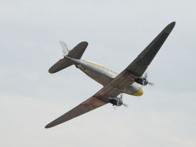 Douglas DC-3 (N143D)