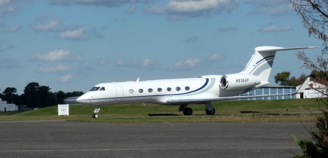Gulfstream Aerospace Gulfstream V (N616AF) - Taxiing to parking is this 2011 Gulfstream Aerospace GV-SP (G550) in the Autumn of 2023.