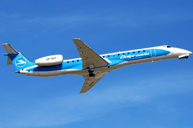 Embraer ERJ-145 (UR-DNT)