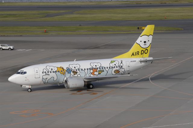 Boeing 737-500 (JA305K) - Taxi at HND Airport on 2011/09/25 Special Bear Do c/s