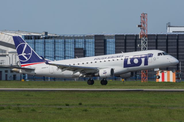 Embraer 175 (SP-LIR)
