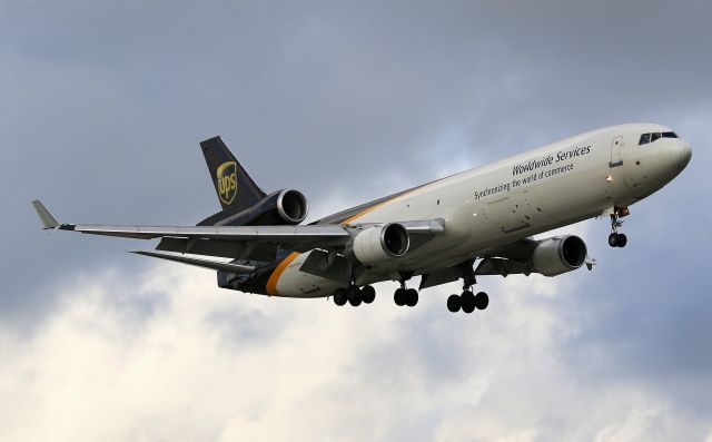 Boeing MD-11 (N276UP) - UPS MD-11F on finals to 25 at YSSY. Taken from Ross Smith Ave with 70-200mm