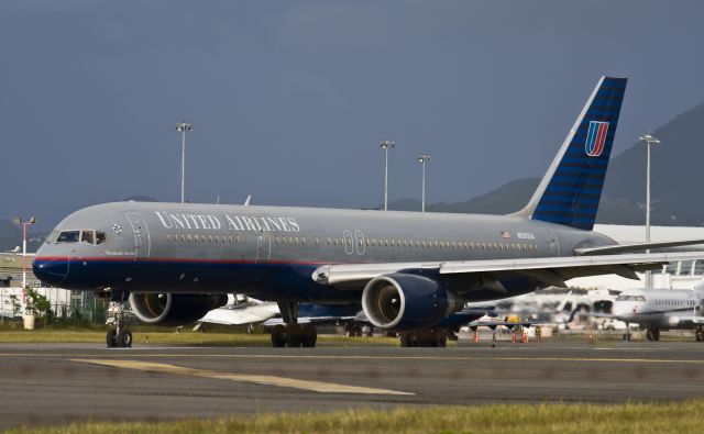 Boeing 757-200 (N581UA)