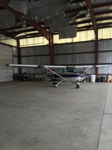 Cessna Skyhawk (N75516) - My buddy Davids Cessna 172 sitting in its hangar at the Williamsburg/Jamestown Airport in Williamsburg, VA.