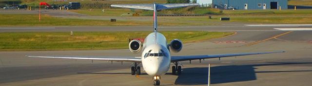 McDonnell Douglas MD-88 (N992DL) - Delta Air Lines MD-88 taxiing to the gate at KALB.