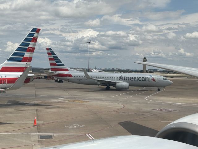 Boeing 737-800 (N945AN)