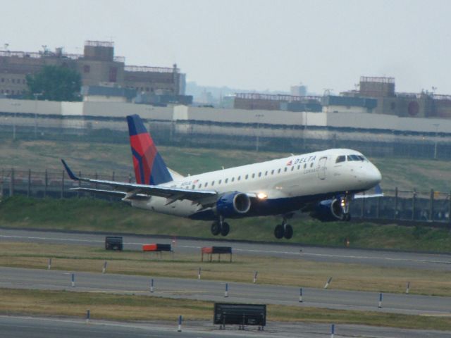 Embraer 175 (N211JQ)