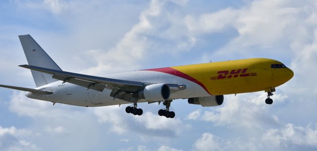 N220CY — - DHL