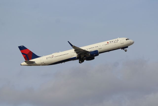 Airbus A321 (N329DN) - Delta Airlines (DL) N329DN A321-211 [cn7885]br /Fort Lauderdale (FLL). Delta Airlines flight DL1428 departs from runway 10L to New York LaGuardia (LGA).br /Taken from Hibiscus/Terminal 1 car park roof level br /br /2018 12 25br /https://alphayankee.smugmug.com/Airlines-and-Airliners-Portfolio/Airlines/AmericasAirlines/Delta-Airlines-DL/