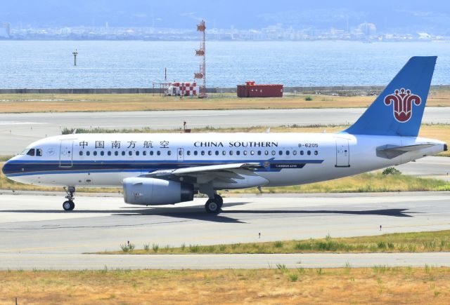 Airbus A319 (B-6205)