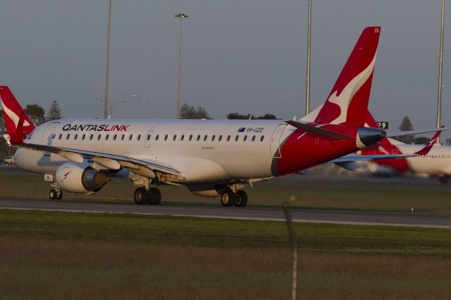 Embraer ERJ-190 (VH-UZQ) - One of the newer QantasLink E190's VH-UZQ departing to Alice Springs as QF1954.