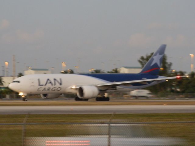 BOEING 777-200LR (N774LA)