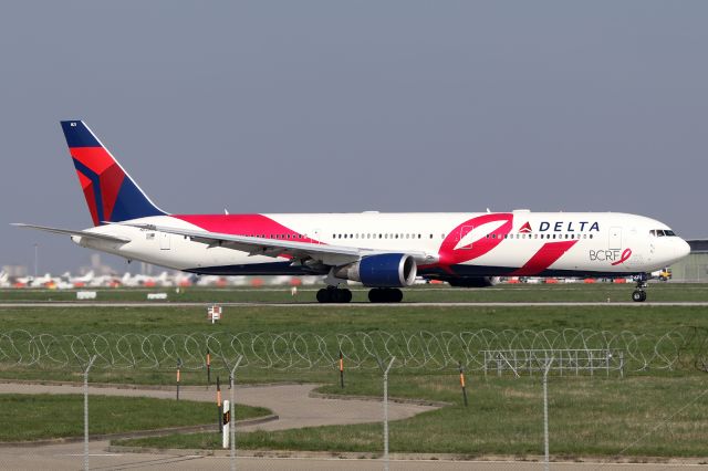 BOEING 767-400 (N843DL)