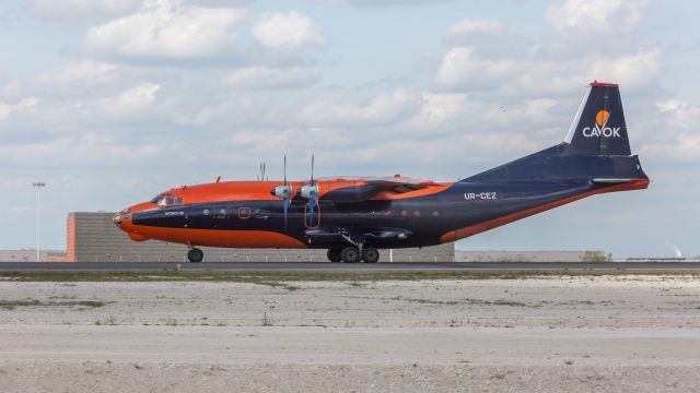 Antonov An-12 (UR-CEZ)