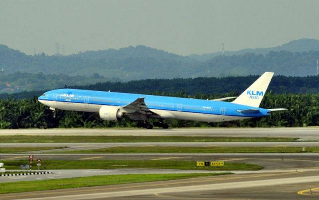 BOEING 777-300 (PH-BVB) - 1st KLM 777 I saw...