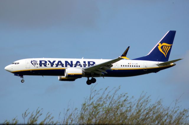 Boeing 737 MAX 8 (EI-IJN) - On short finals for rwy 24 on 15-Apr-24 operating flight RYR1345 from GCRR.
