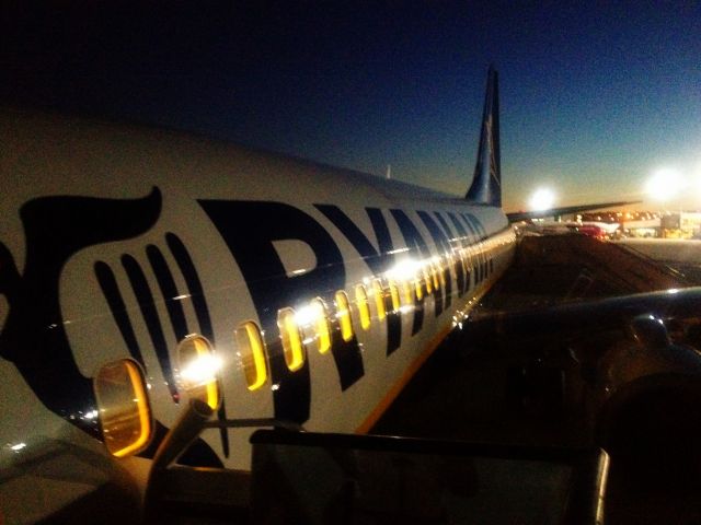 Boeing 737-800 (EI-EVF) - Waiting for Ground Staff after pax disembark.