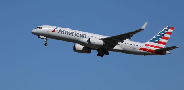 Boeing 757-200 (N185AN) - On final is this 2001 American Airlines Boeing 757-223 in the Winter of 2020.