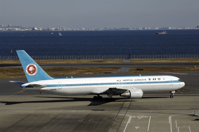 JA602A — - Taxing at Haneda Intl Airport on 2013/11/23 "Old Retro c/s"