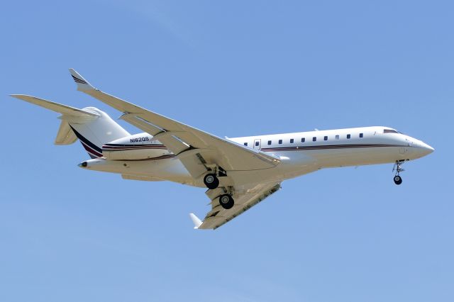 Bombardier Global Express (N162QS) - 12R approach