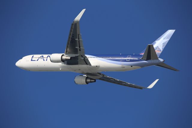 BOEING 767-300 (CC-CWY)