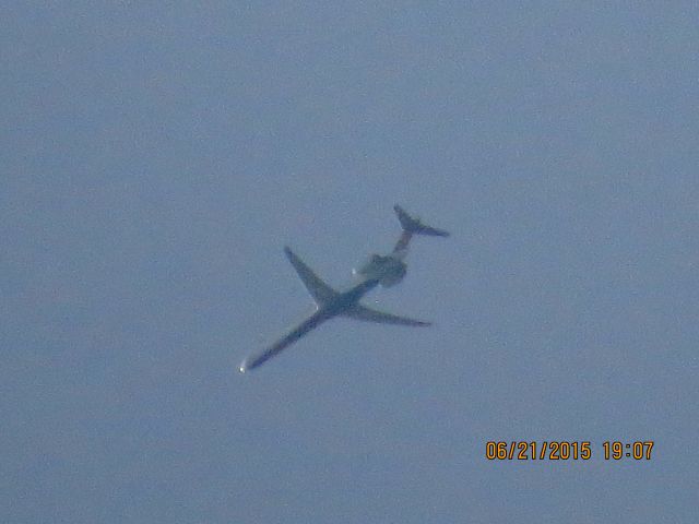 McDonnell Douglas MD-90 (N957DN)