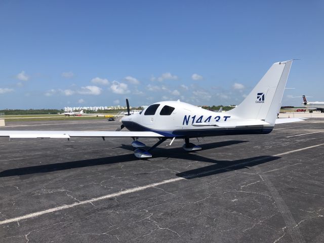 Cessna 350 (N1443T)