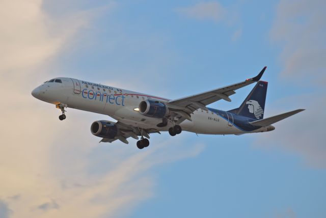 Embraer ERJ-190 (XA-ALU) - Embraer EMB-190LR XA-ALU MSN 200 of AeroMexico Connect is on approach to Mexico City International Airport (06/2019). 