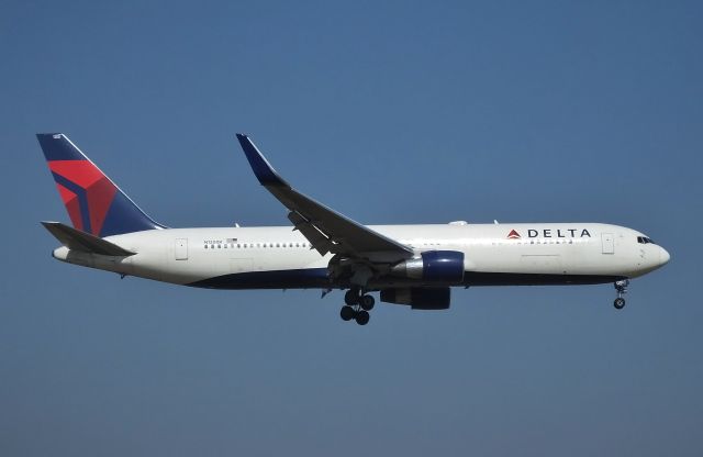 BOEING 767-300 (N1200K) - Final approach to NRT Rwy16R. (2016/03/17)