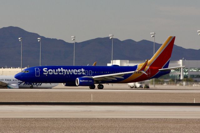 Boeing 737-800 (N8644L)