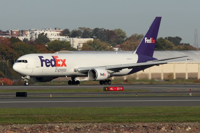 BOEING 767-300 (N298FE) - 'FDX 822' to Memphis lined up on 22R