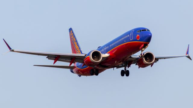 Boeing 737 MAX 8 (N872CB) - Canyon Blue retro from SWA makes is beauty known here in PIT.