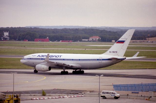 Ilyushin Il-96 (RNA96010)