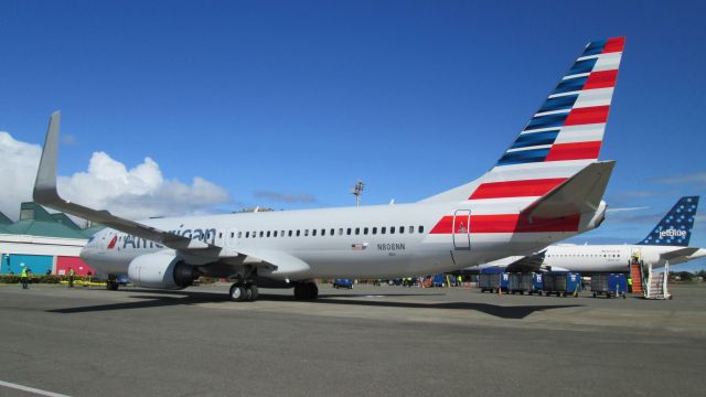 Boeing 737-800 (N808NN)