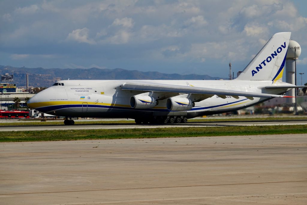 Antonov An-12 (UR-82009)