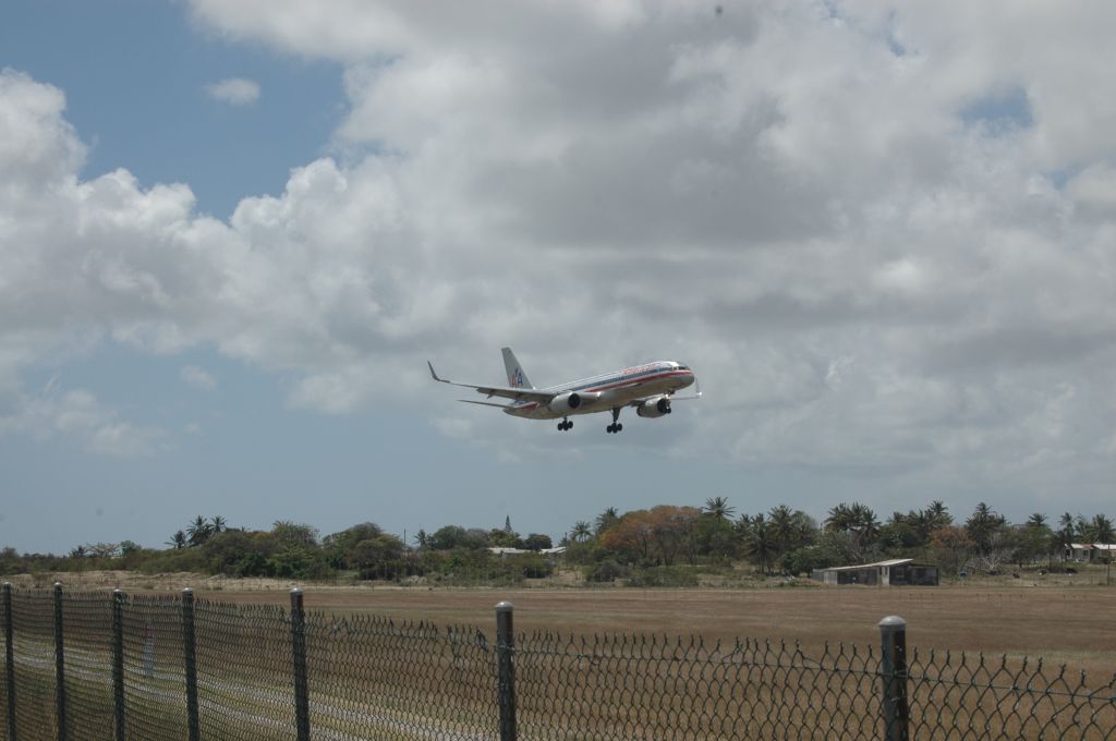 Boeing 757-200 (N607AM) - On Short final from MIA