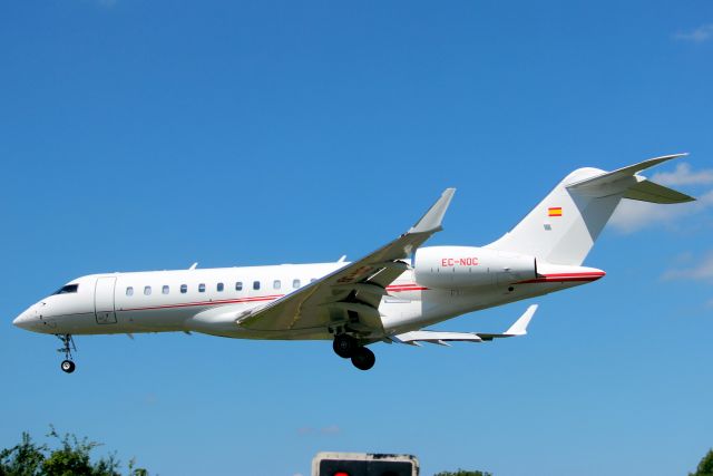 Bombardier Global Express (EC-NOC) - Gestair Global 6500 on short finals for rwy 24 on 14-Jun-22 arriving from LEMD as GES61C.