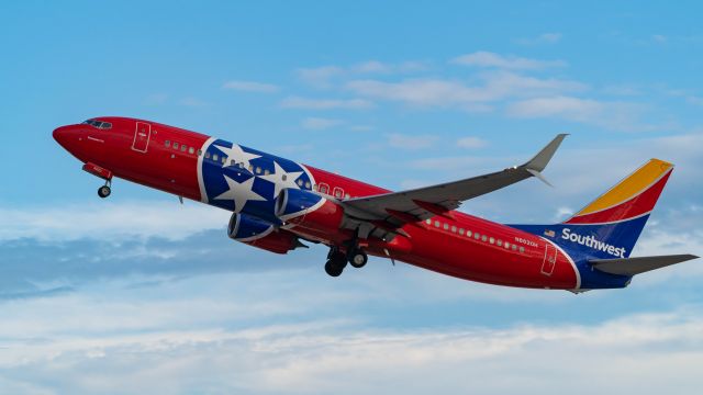 Boeing 737-800 (N8620H)