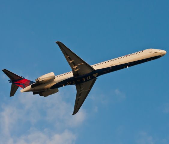 McDonnell Douglas MD-90 (N912DN)