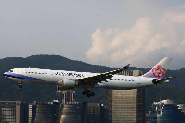 Airbus A330-300 (B-18351)