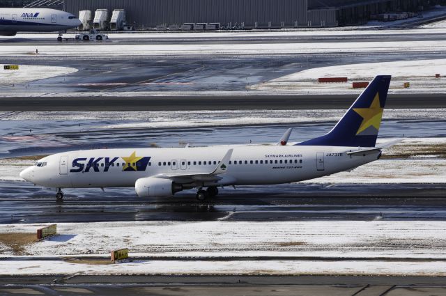 Boeing 737-800 (JA737R) - Taxing at Haneda Intl Airport on 2013/01/15