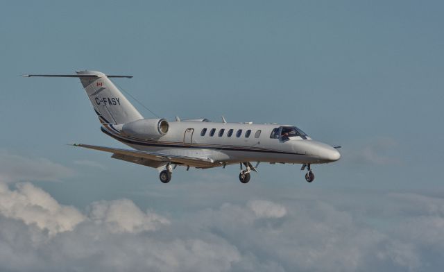 Cessna Citation V (C-FASY) - On final to CYHU. 03-04-2019