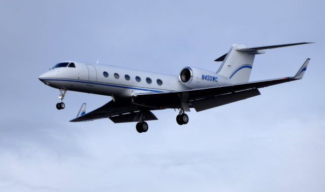 Gulfstream Aerospace Gulfstream IV (N450WC) - On final is this 2006 Gulfstream G450 in the Winter of 2019.