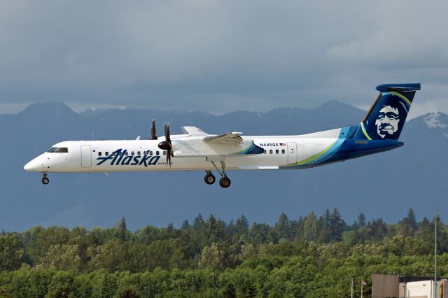 de Havilland Dash 8-400 (N445QX)