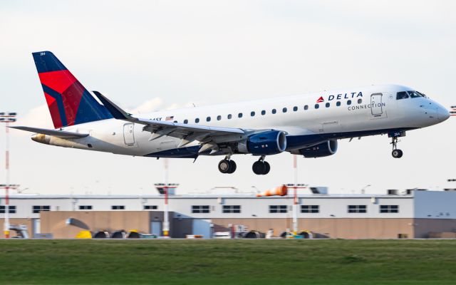 EMBRAER 175 (long wing) (N284SY)