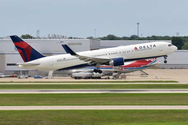 BOEING 767-300 (N189DN) - 5-L 08-12-22 Taking the Indianapolis Colts off to Buffalo NY to play the Bills football team.